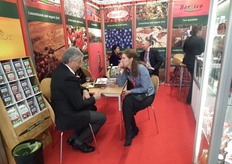Foekje van Dijk luistert aandachtig naar een bezoeker in de stand van Berrico FoodCompany.