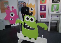 René van der Locht met drie van de mueslimonsters van Graanpletterij De Halm (roze: Crunchy Chris, geel: Poppy Paul, groen: Sammy Speckel).