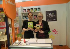 De dames van Rosies: Simone van Lanen en haar schoonzus Juliette Schellekens. Zij presenteerden de nieuwe kinderlijn. Links de biologische gezoete cornflakes.