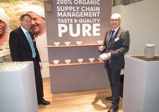 Aart de With en Oeble Kempenaar lieten bezoekers proeven van de nieuwe chipssmaken die de Organic Flavour Company ontwikkeld heeft.