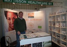 Ruud van Tol in de stand van Mattisson Healthcare. Daarin werden weer diverse raw- en superfoods gepresenteerd.