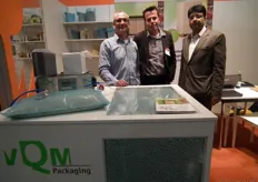 René Luyten, Edwin Willemsen en Gautam Jha van vQm Packaging BV. Zij demonstreerden hoe ze producten vacuüm kunnen verpakken.