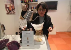 "Paula Koelemij maakte 'slow coffee' klaar voor bezoekers in de stand van Simon Lévelt. "Dit is echt de laatste trend op de specialiteitenmarkt. Met 30 gram cacao kan je een halve liter koffie zetten."
