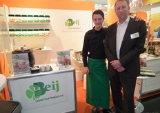 "Het wordt inmiddels een traditie op het Holland Paviljoen: Frank Lagas en zijn zoon Jens lieten de bezoekers de hele dag door proeven van diverse kaassnacks. "We gaan binnenkort met de mozzarellasticks beginnen."