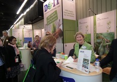 Martha Jeuken achter de balie in de stand van DO IT.