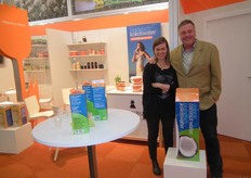 Martien Witsenburg en Sirry lieten bezoekers proeven van biologisch kokoswater.