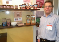 Ton de Haan van Bonvita naast wat producten van het nieuwe merk BonCarob (cacao-vrije chocolade).