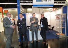 Rody van der Horst en Joost Boone van Nutland BV (twee mannen in het midden). Zij vertelden alles over het brede assortiment aan noten en gedroogde vruchten van Nutland.