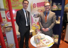 Diederik van der Wiele en Charles Deacon in de stand van Market Endeavour. Zij presenteerden de graanschelpen van O Mundo.