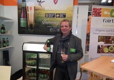 Jan Fleurkens liet bezoekers proeven van de fairtrade, biologische en glutenvrije pils van Mongozo.