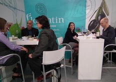 Benny Moshel (links) en Aya Mass-Forstner (aan de tafel rechts) van Florentin.