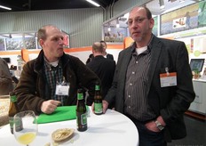 Arthur Hartman (Yarrah) in gesprek met Arno van Gorp (Van Gorp Biologische Voeders).
