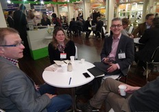 Paulien Veerman en Bavo van den Idsert (directeur Bionext) op bezoek in de stand van Tradin Organic Agriculture.