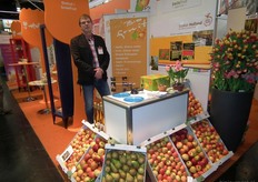 Wim Stoker alleen in de stand van Biofruit/Smilefruit. Bio-fruitteler Harmen Peters was helaas verhinderd in verband met een longontsteking.