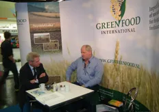 Aalt van de Kraats van Green Food International BV (rechts) in overleg met Jan Idzenga van Peterson Control Union.