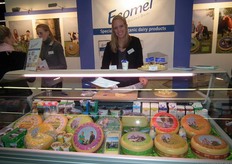 Merel van de Velden snijdt nog wat kaas aan. Links Corine Witkamp in gesprek.