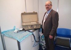 Eddy Jeldens van VacQPack toont het mobiele koffertje waarmee producten vacuüm verpakt kunnen worden.