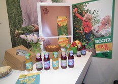 Deborah Post van Rootz liet geïnteresseerden proeven van haar biologische appeltaart.