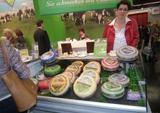 Marja Bastiaansen met de nieuwste aanwinst in het assortiment van Bastiaansen Bio Kaas: de Bastiaansen Geitenkaas Rozemarijn.