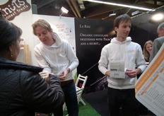 Thijs van den Munckhof en Erik van Gangelen laten bezoekers proeven van de nieuwe repen van Justnuts.