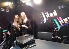 Christel Slijkerman (rechts) van La Red Food kreeg tijdens de BioFach hulp van Christine. De met rietsuiker gezoete chocoladerepen waren niet aan te slepen.