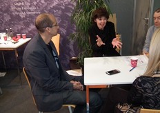 Bonnie Hof van Machandel in een geanimeerd gesprek.