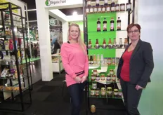 Chantal Schaap en Janet Nuyten-Sijtsema tonen de biologische producten van FZ Organic Food.