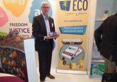 "In de stand van Eosta was ruimte gemaakt voor Peter van Rosmalen van Eco Concepts & Products. Hij maakt papier en karton gemaakt van agrarisch afval. "Het gaat erg goed, ik heb al wat mooie opdrachten binnengehaald."