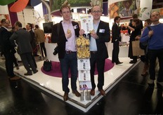 Alexis van Erp en Michaël Wilde met de Valentijnsaardappel van Nature&More.