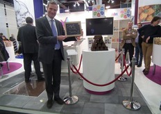 Volkert Engelsman toont het motto van de 'Save Our Soils'-campagne waaraan Nature&More deelneemt. Save Our Soils is een bewustzijnscampagne over bodemverarming.