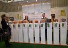 Claudia en Fred van Tienen met het bio-snoepassortiment van The Organic Factory.