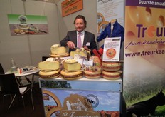 "André Koudstaal van Treur Kaas liet bezoekers graag proeven van de Jerseyhoeve. "De massa kiest voor geitenkaas, wij bewust niet."