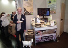 Joa van de Avort liet bezoekers proeven van de kazen van De Mekkerstee.