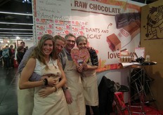 Natuurlijk kon een speciale Valentijnsactie niet uitblijven in de stand van Lovechock. Bezoekers van de stand konden op de foto met dit Lovechockhart. De foto's werden op Facebook geplaatst. Deelnemers konden een weekendje Amsterdam winnen. Viviane, Harald Sorst, Ernesto Kerkhof en Ellen Moons poseren voor Biojournaal.