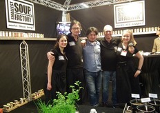 Thea Jansen, Michel Jansen, Yo Kitidate, Willem Versteeg en Louisa poseren in de stand van de KleinsteSoepFabriek.