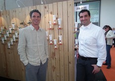 Op de Vivaness ook diverse Nederlandse exposanten. Op deze foto Alexander Dikkes (rechts) van Esse Organic Skincare. Links Trevor Steyn, de eigenaar van het Zuid-Afrikaanse biologische huidverzorgingslijn. Tussen hen in de nieuwe range 'Africa Organics'.