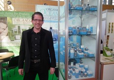 Robin Pieters met de nieuwste verzorgingslijn van B4U laboratories.