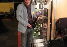 Peter Hekers van Pierre Ache Wijnen organiseerde diverse wijnproeverijen tijdens Bio Business. Hier toont hij de biologische wijn van het Limburgse Domein Aldenborgh (uit Eys).