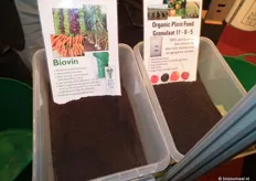 "Links Biovin. "Dit is een heel hoogwaardig compost dat bijdraagt aan een rijk bodemleven. Rechts een biologische plantaardige meststof van Plant Health Care. "Wij zijn een vertrouwd adres voor velen binnen de bio-branche. Het bio-aandeel van Plant Health Care ligt inmiddels op 30%."