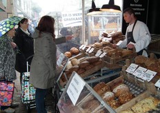 Bart Bouwman help één van de eerste klanten in de kraam van Le Perron.