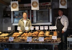 "Ik ben bijzonder trots dat ik deze biologische markt op dit prachtige plekje in Roosendaal mag openen", aldus de wethouder. "Ik hoop dat iedereen onlangs goed geluisterd heeft naar Rutte en zij of haar euro's gewoon gaat uitgeven. En ik hoop dat deze markt een groot succes gaat worden. Het pilotjaar gaat vandaag van start."