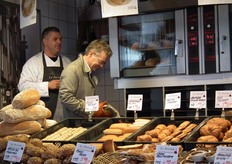 De wethouder trok na zijn speech ovenwanten aan.
