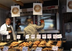 Hij haalde wat biologisch brood uit de oven en liet dit vervolgens aan het toegestroomde publiek proeven.