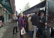 Drukte bij de kraam van Le Perron rondom het openingsmoment.