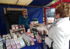 "Marie-Louise Engels, eigenaresse van de natuurwinkel Puur & Vitaal aan de Dr. Brabersstraat, stond zelf de hele dag in de kraam. "Dit is toch wel heel erg leuk. En het is ideaal dat de winkel hier om de hoek zit. Als de klant een specifiek product zoekt kunnen we ze direct doorverwijzen."