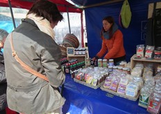 "Betty helpt Marie-Louise in de kraam. Zij werkte tot voor kort bij Puur & Vitaal, maar is daarmee gestopt omdat ze binnenkort gaat emigreren. "Leuk dat zij nu nog de komende weken in de kraam mee kan helpen", reageert Marie-Louise."
