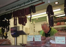 Ad vergezelde hem. Hij is de oudste medewerker van de natuurslagerij.