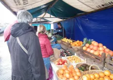 Evelien Slagter verkocht haar biologische groenten en fruit op de markt.