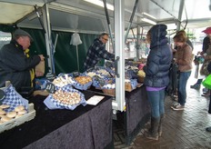 Geert-Peter de Rijk (midden) van Holland Fresh Food pakt wat paddenstoelen voor een klant.