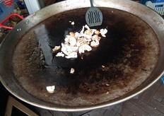 Marktbezoekers konden diverse soorten gebakken paddenstoelen proeven.